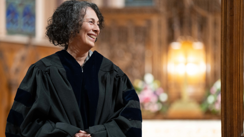 Découvrez la lauréate du doctorat honorifique en théologie de cette année, qui a été la première femme à terminer l'année profesionnelle.